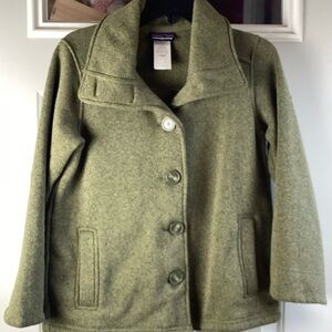 Patagonia grren Jacket Size Medium two pockets